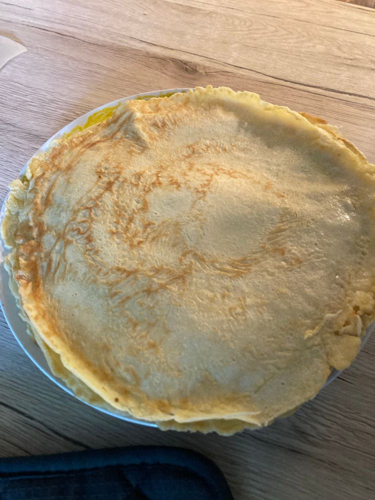 Ein Teller mit Pfannkuchen 