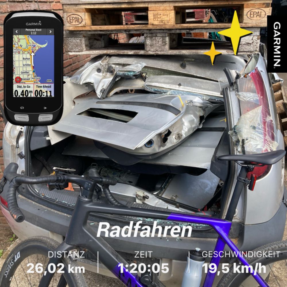 Mein Rad lehnt an einem zerstörten Opel Corsa. Text im Bild:
Radfahren
Distanz: 26,02km
Zeit: 1:20:05
Geschwindigkeit: 19,5
