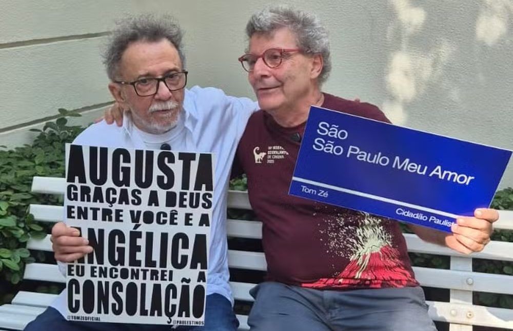 Motoqueiro rouba celular de assessora durante gravação de vídeo com Tom Zé e vereador Nabil Bonduki em Perdizes, São Paulo; crime foi registrado por câmeras de segurança.
