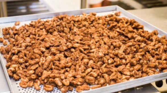 Aprenda a fazer crocante de amendoim, doce simples e saboroso que pode ser servido puro ou usado como cobertura crocante para bolos, tortas e sorvetes.