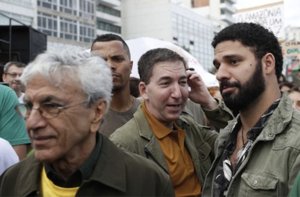 Greenwald: apartamento de Caetano é bunker da esquerda onde "servos" dão "vinho e maconha"