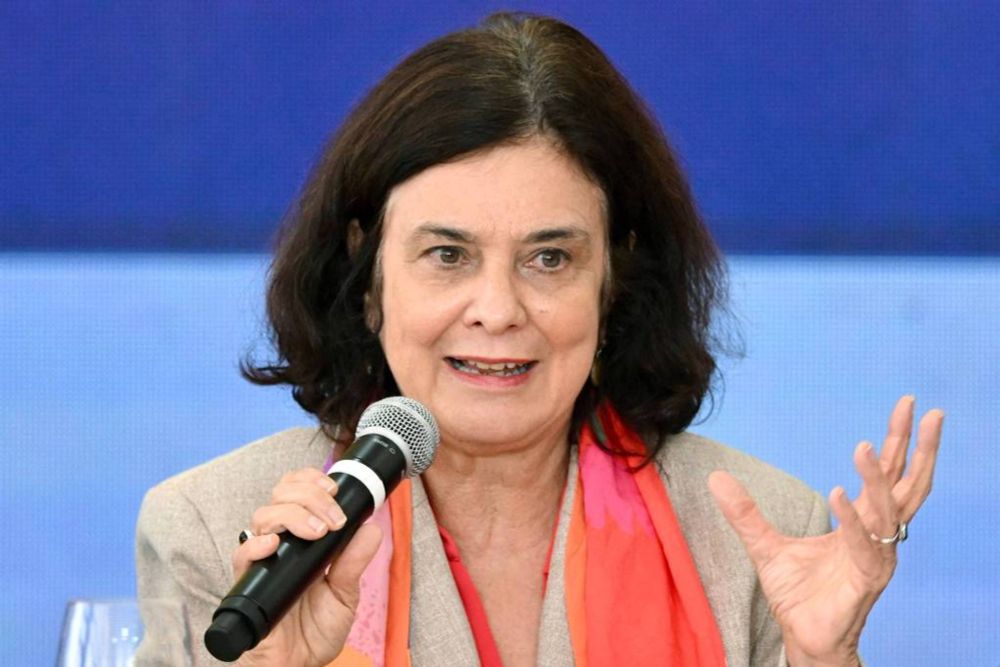 Vício em bets virou "pandemia" e deve ser tratado como tabagismo, diz ministra da Saúde