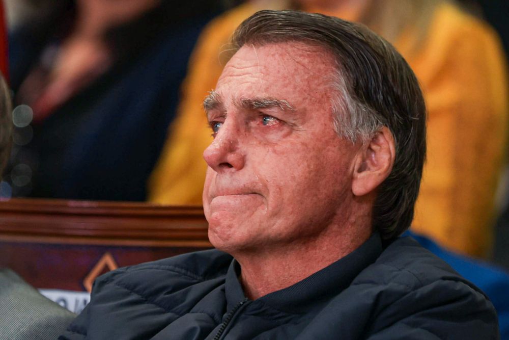 Defesa de Bolsonaro afirma ao STF que uso do WhatsApp não descumpre medidas de Moraes. PF aponta mais de 300 envios de vídeos pelo ex-presidente no aplicativo.