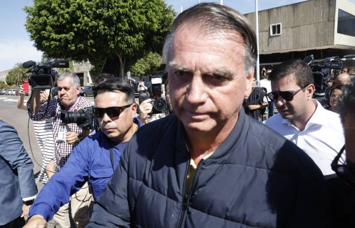 PF achou pen drive no banheiro de Bolsonaro com catálogos de empresa amiga e anotações em carro sobre delação de Mauro Cid, sem relevância ao inquérito.