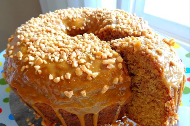 Receita de bolo de amendoim fofinho, macio e aromático, perfeito para acompanhar café ou chá e trazer sabor de nostalgia à mesa da família.