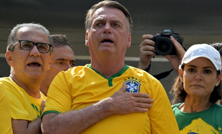 PF indicia Bolsonaro e Eduardo por coação em processo do golpe; investigação pode atingir Michelle, Malafaia e outros aliados próximos.