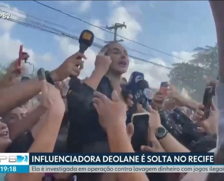 Brazilian influencer Deolane Bezerra immediately after being released from prison, surrounded by supporters and journalists. She's being accused of money laundering.