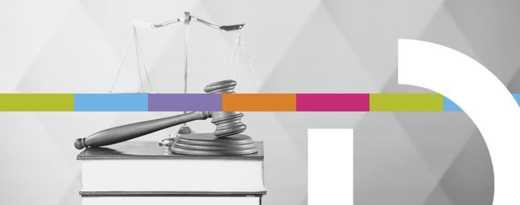 Imagen en blanco y negro de martillo y balanza sobre libros representando la justicia.