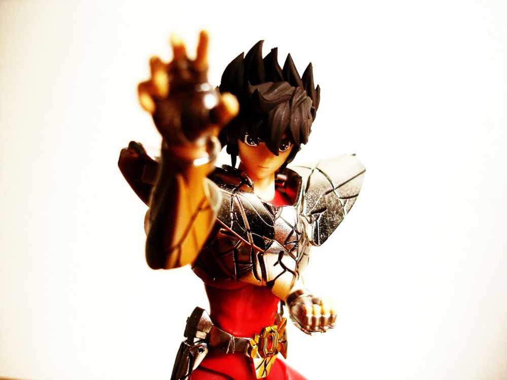 Foto de um boneco do Seiya de Pégaso trajando a V2 danificada se preparando para lançar seus meteoros.