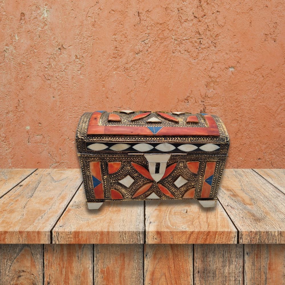 Exquisite Brass and Coral Bone Jewellery Box, now gracing our collection

Charming box stands on delicate feet, discover the perfect blend of style and function today!

#artcornershop #NewArrival…