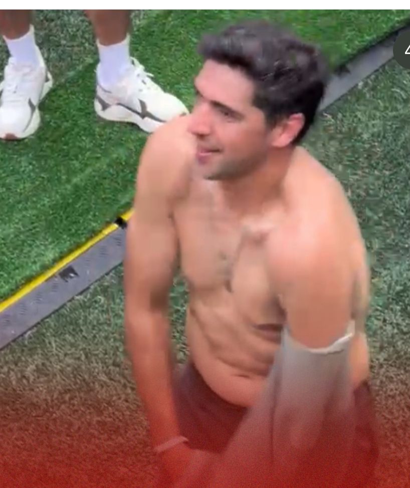 Abel Ferreira tirando a camisa