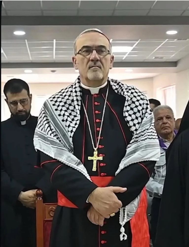 Cardeal Pizzaballla usa um keffiyeh, o tradicional lenço palestino, sobre a batina cardinalícia