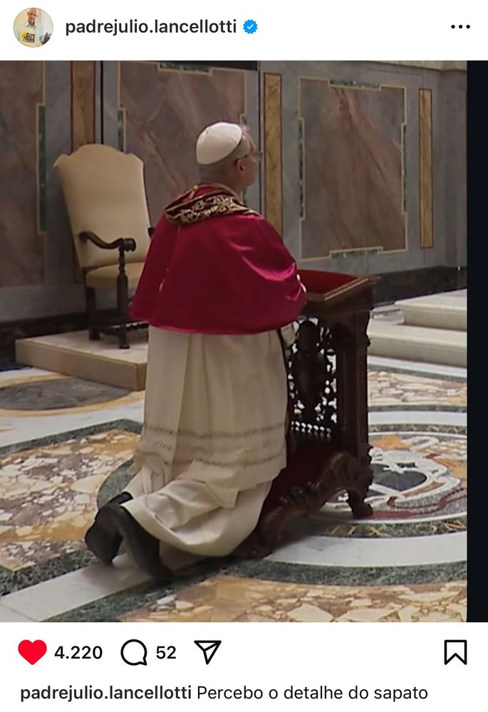 Post de Instagram do Padre Julio, apresentando o Papa Leão XIV de costas, com a batina papal e sapatos pretos, ajoelhado num genuflexório escuro

