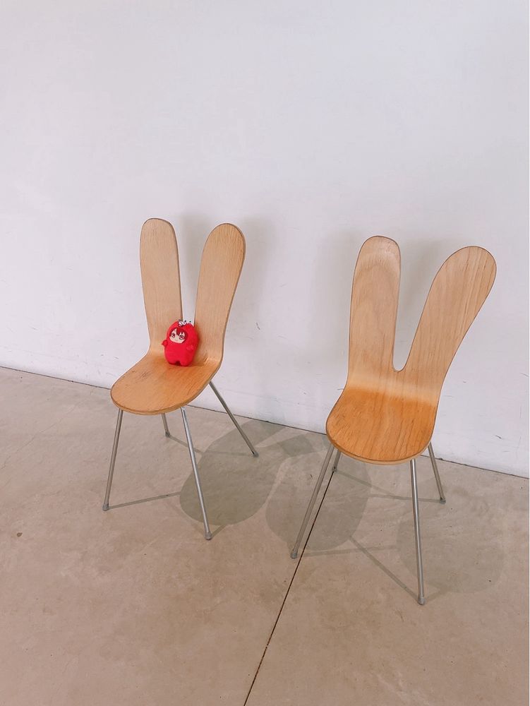 21世紀美術館内 SANAAチェアに座るモンりく