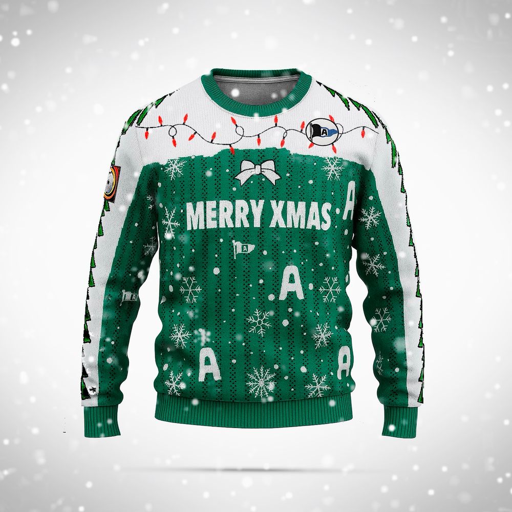 Ugly Christmas Sweater im Look des grünen Arminia Bielefeld Trikots von 1997. Der Sponsor „Gerry Weber“ ist durch „Merry Xmas“ ersetzt und der Ball im Bundesliga-Logo durch eine Weihnachtskugel