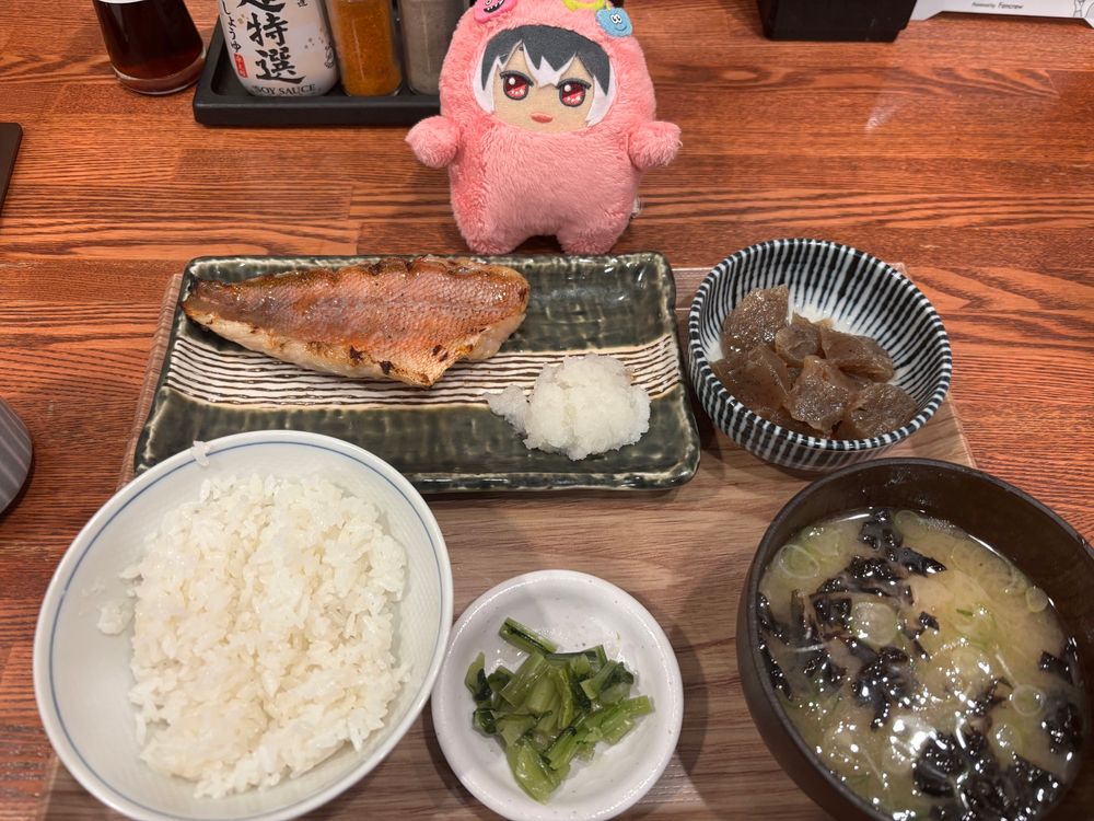 焼き魚定食とモンモモちゃん