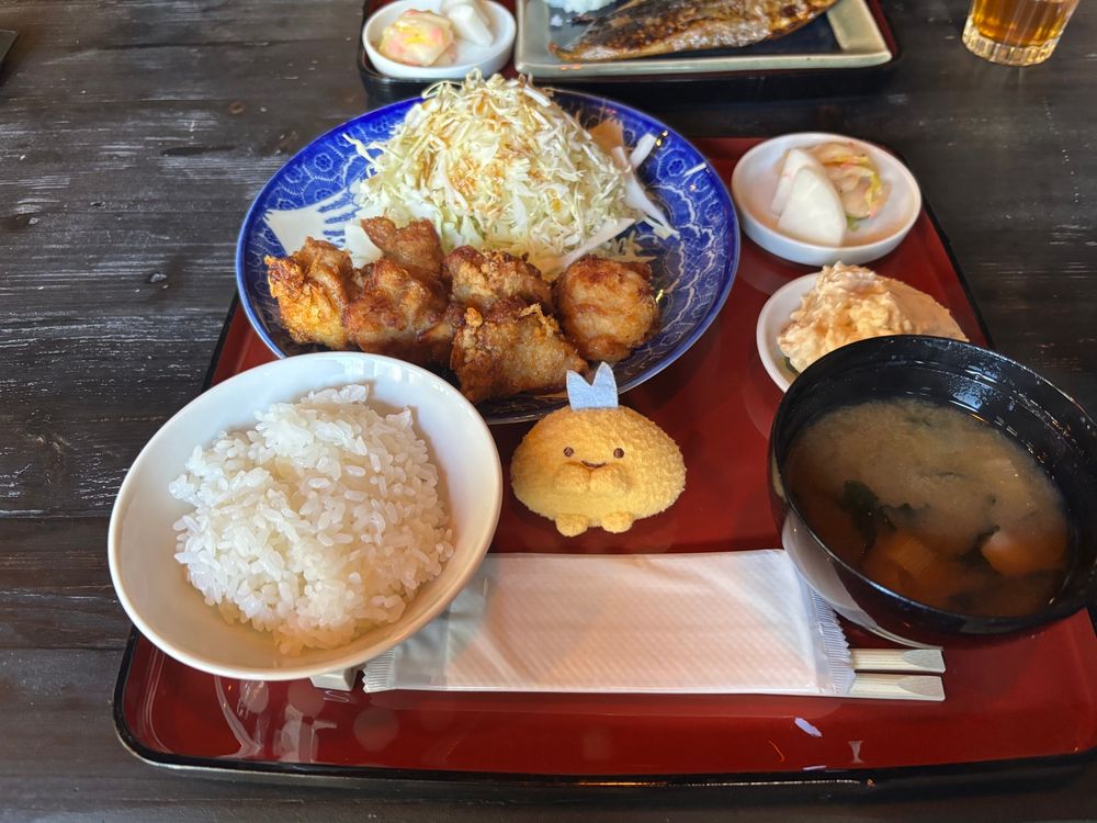 唐揚げ定食とあじふらいです