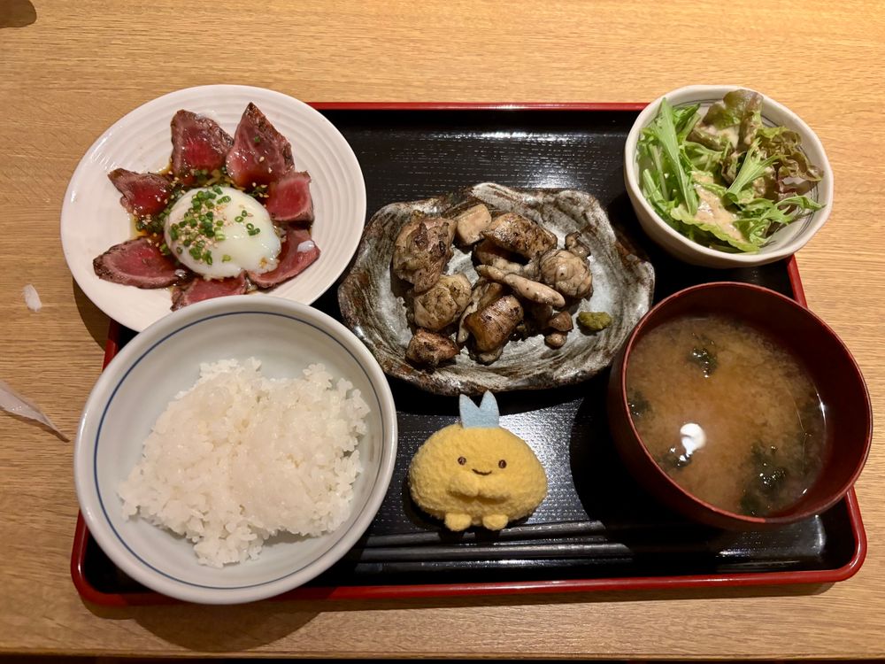 牛たたき鳥炭火焼き定食とあじふらいです