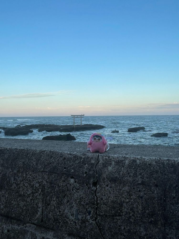 大洗磯前神社の神磯鳥居とモンモモちゃんです