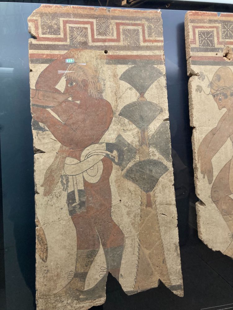 plaque étrusque représentant un jeune homme en train de boire