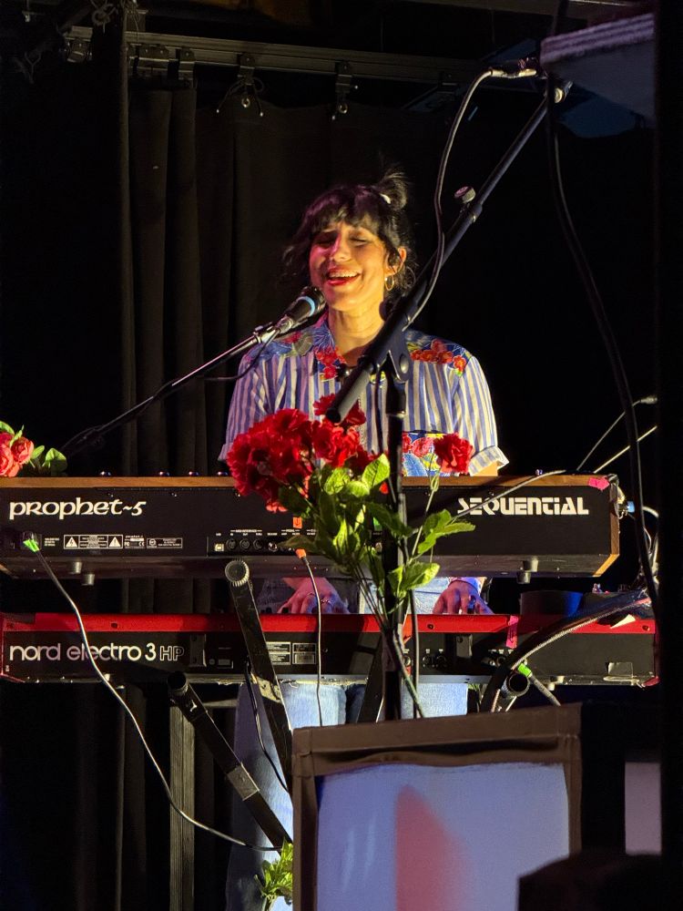 Jessica Dobson playing the keyboards. 