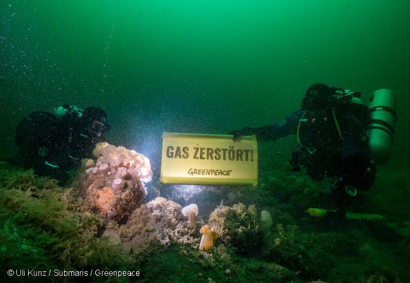 Greenpeace Taucher mit "Gas zerstört" Banner bei Riffen vor Borkum.