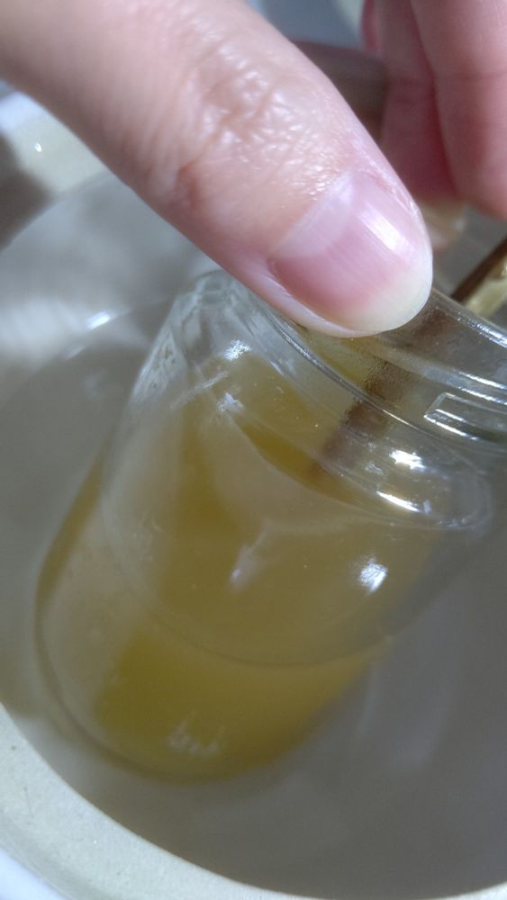 膠…動物の骨や筋、皮を煮詰めて作った定着材。日本画の絵の具(胡粉、水干、岩絵具)と混ぜて使う。
三千本膠(牛が原材料)を久しぶりに使ったら濁っててびっくりした。鹿膠(最近は鹿じゃないらしい…？)はクリアだから余計に…。