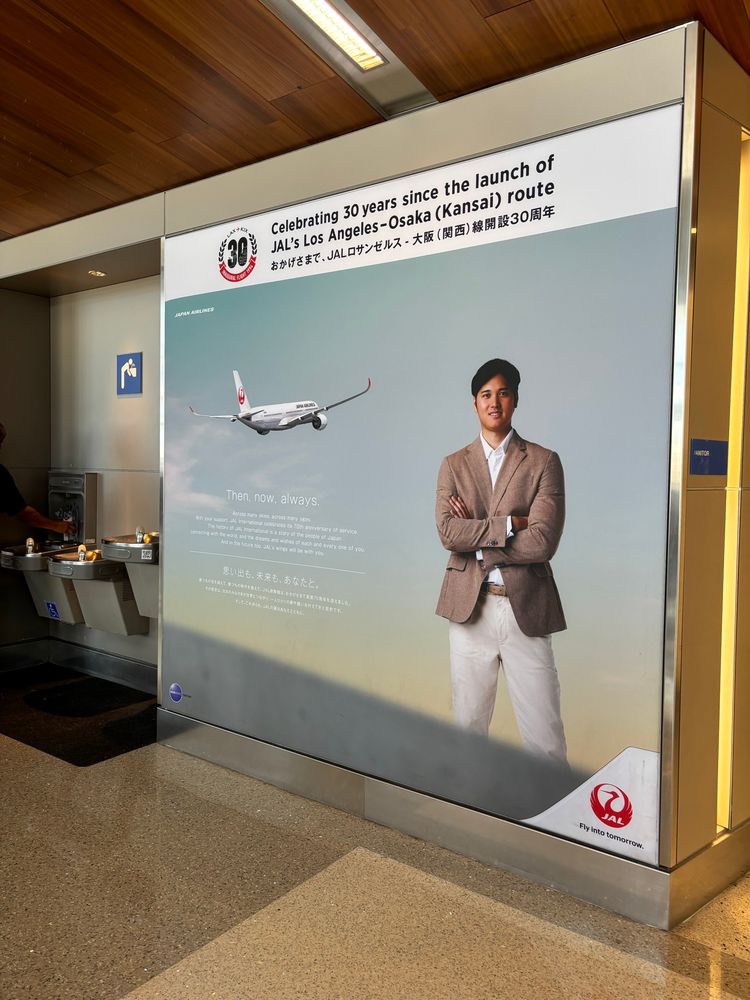 LAの空港でANA機の目の前にいたJAL広告塔のオータニサン