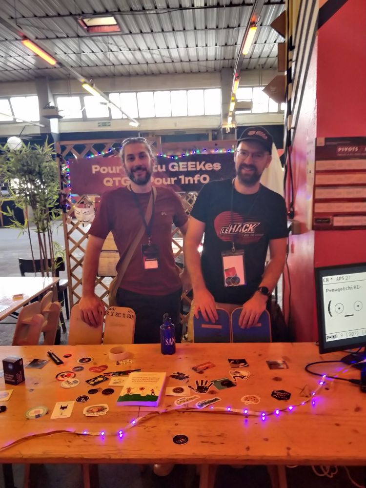 Photo du stand avec Tom et Romain de Pour1nfo