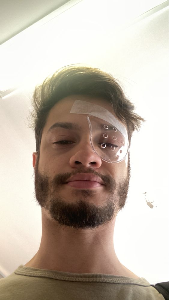 Selfie com o olho direito coberto por um tampão