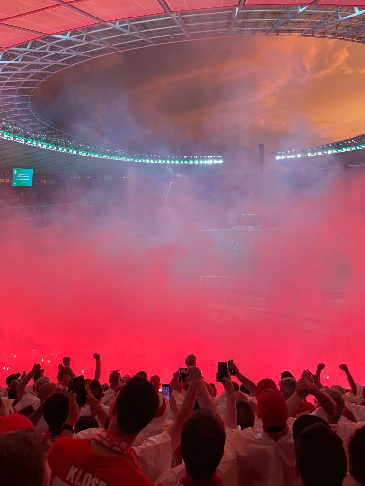 Blick aus Kurve aufs Spielfeld, Pokalfinale 2025
