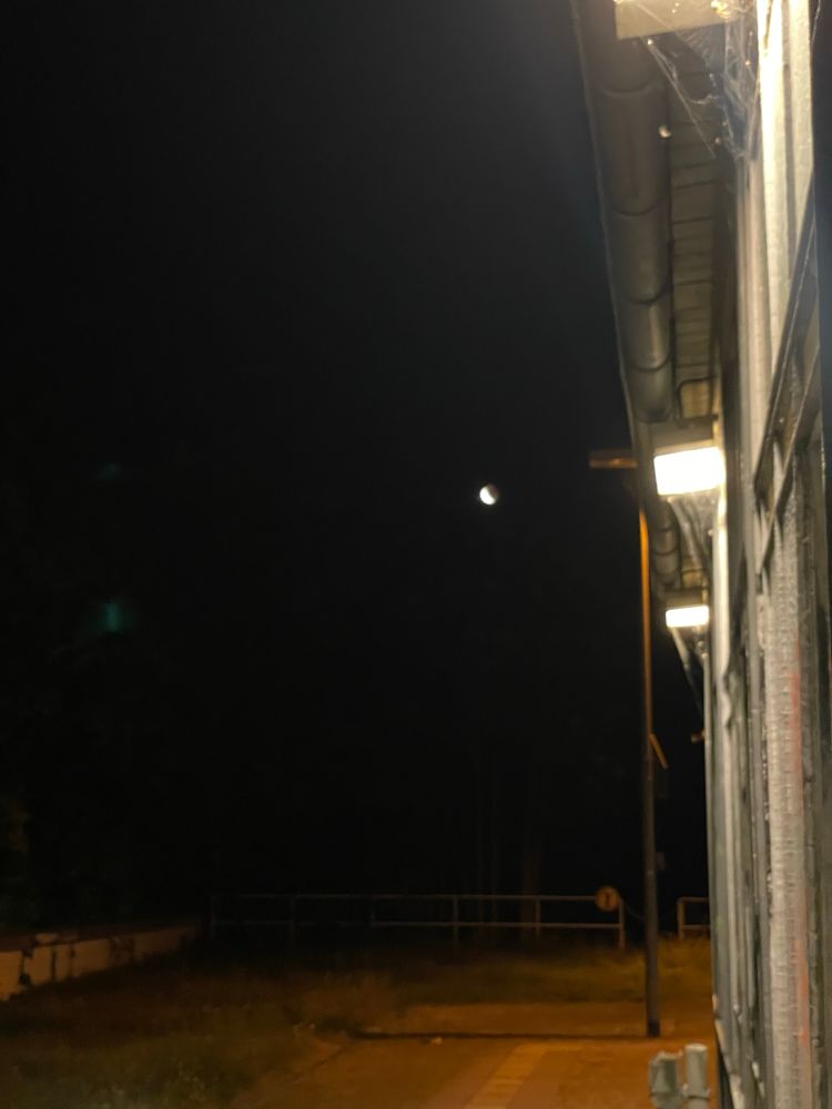 Mondfinsternis, Mond schon halb aus dem Erdschatten