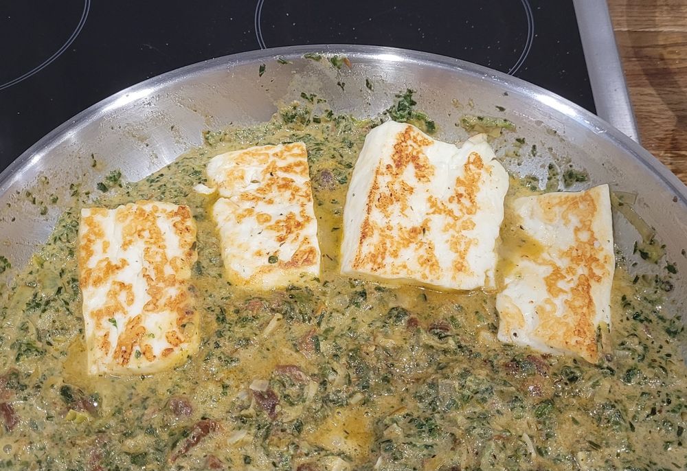 Halloumi in einer Art Matschepampe 🫣 aus Lauch, Spinat, getrockneten Tomaten usw.