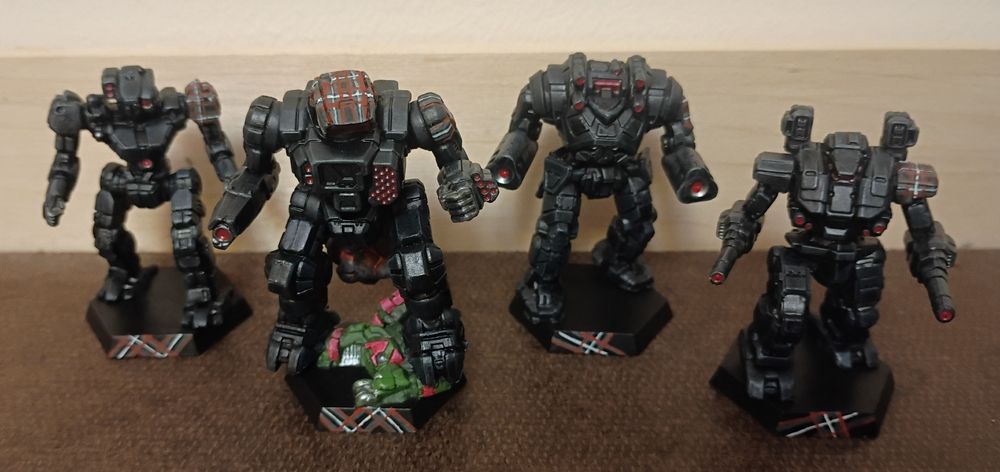 The Catalyst Games Northwind Highlander lance done in black with Scotland's OFFICIAL witch's tartan on the front base face and left shoulder of each mech, and the command mechs head.

Mechs from L to R are a Grasshopper, Highlander, Gunslinger, and Warhammer.

The Highlander has performed a "Highlander Burial" on a Capellan Marches Militia Urbanmech
