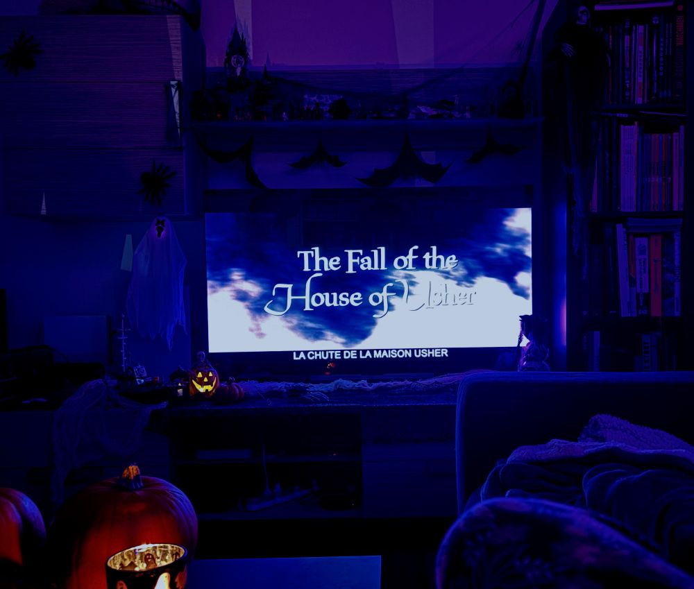 Le film The Fall of the House of Usher sur ma télé (avec un peu de déco Halloween)