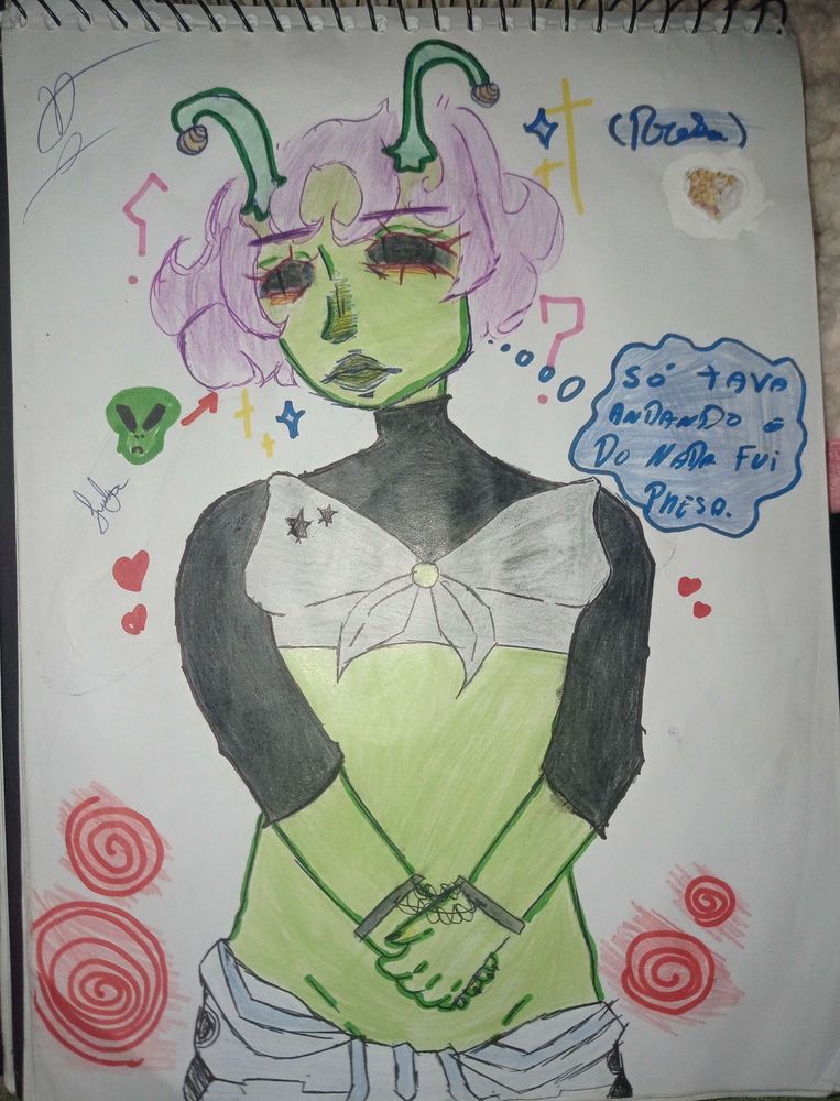 Uma alien verde, com uma blusa preta de cola alta mas uma blusa cinza que dá pra amarrar com duas estrelinhas, é uma blusa bem curta.

Uma calça azul claro com azul bebê, com alguns botões pretos nas laterais da calça.
Ela é verde e tem duas antenas de verde escuro