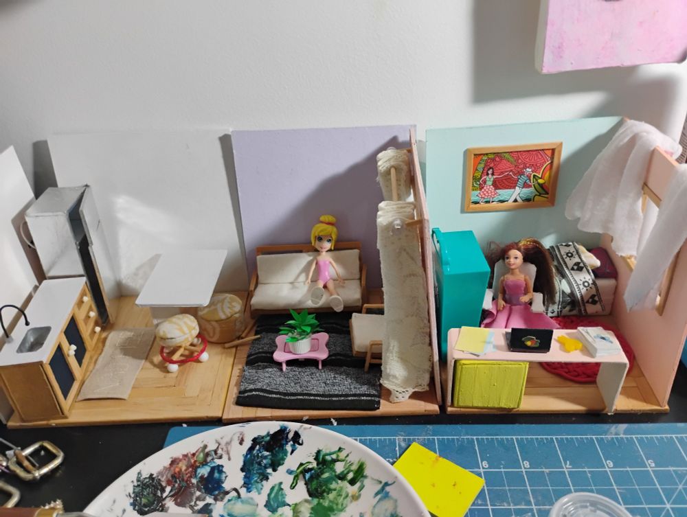 Casinha em construção em miniatura feita com materiais reciclado na escala da boneca polly