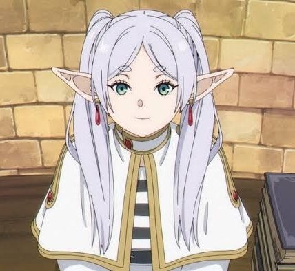 Frieren, uma elfa de cabelo branco longo, orelhas pantufas e sorriso suave no rosto.