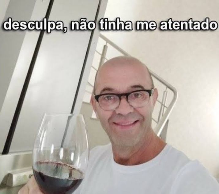 Meme do homem bomba segurando um vinho com a frase "desculpa, não tinha me atentado"  em cima