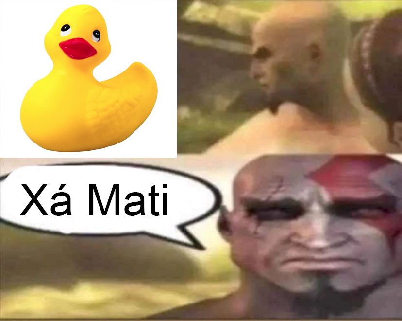 Kratos olhando um pato de borracha e em seguida dizendo: "Xá mati"