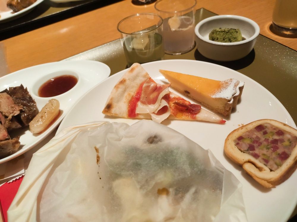 ラム肉やピザ、抹茶わらびもちやゼリーなどのビュッフェメニュー