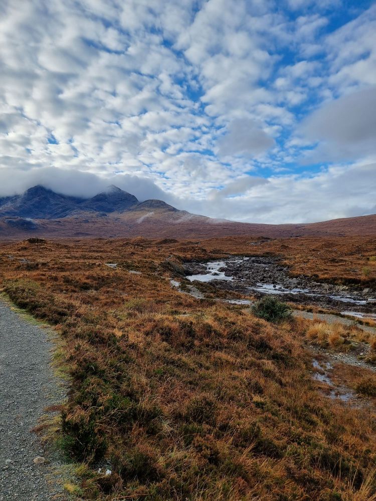 Blick von der Sligachan Old Bridge zu den Cuillins
