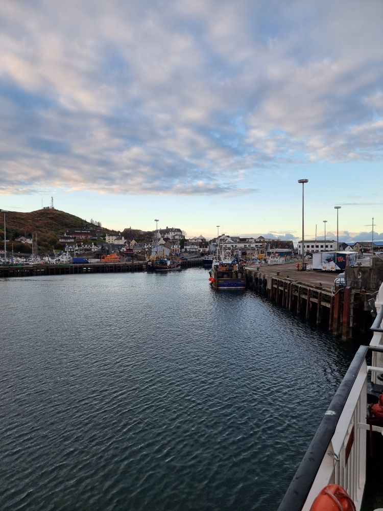 Blick auf Mallaig aus einer Fähre, die im Mallaig Ferry Terminal auf die Abfahrt nach Armadale wartet.