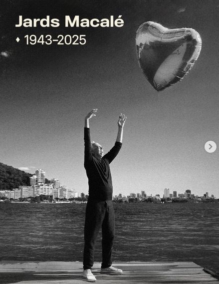uma foto em preto e branco do cantor jards macalé, num deck na beira da lagoa, jogando para cima um balão em formato de coração. na foto está escrito: Jards Macalé 1943-2025