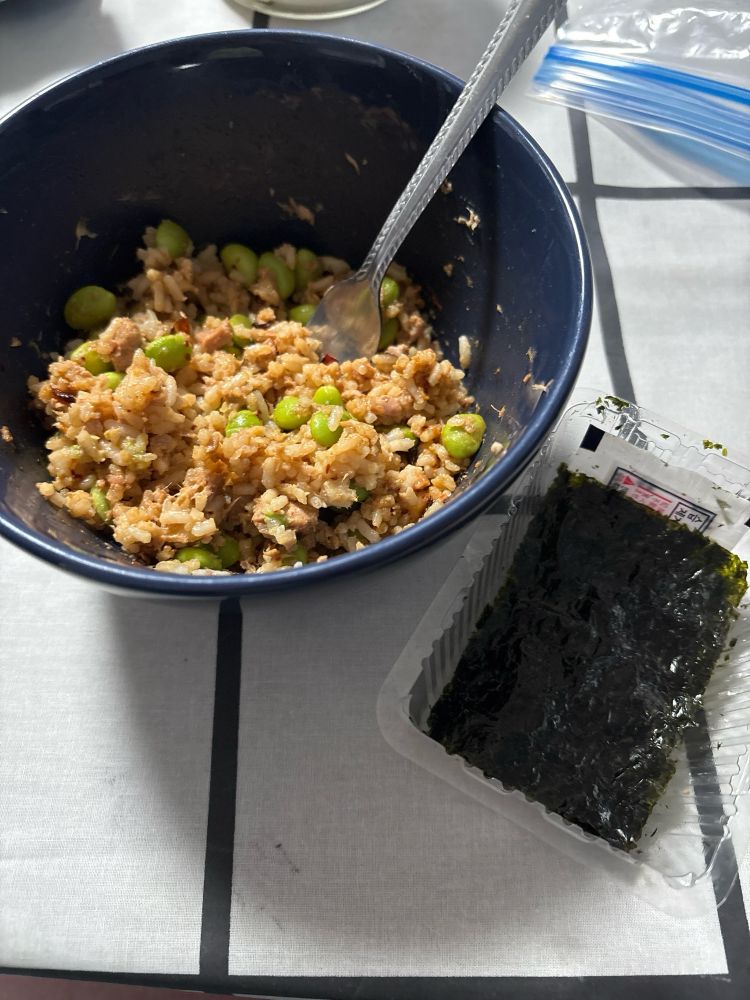 Tuna & rice in a bowl with mukimake. Seaweed in a container on the side 