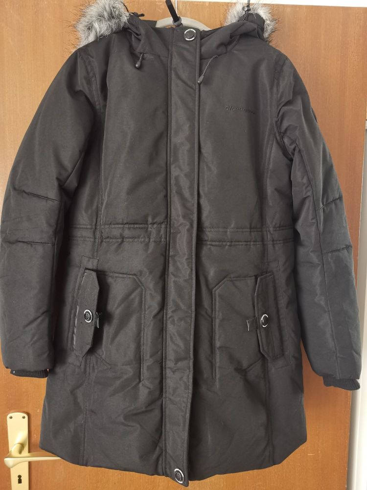 Schwarzer Wintermantel mit grauem Kunstfell an der Kapuze. An den Ärmeln sind schwarze Strickbündchen.