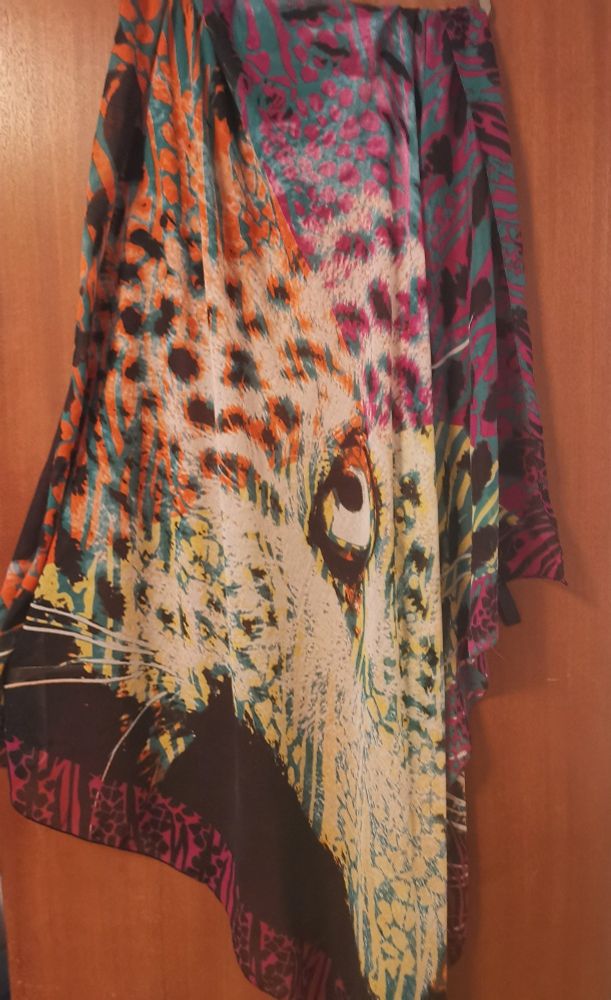 Quadratisches großes Tuch mit buntem Prinz in pink, orange, gelb, grün und schwarz. Es sind unterschiedliche Muster, teils Animalprint, die ineinander über gehen.