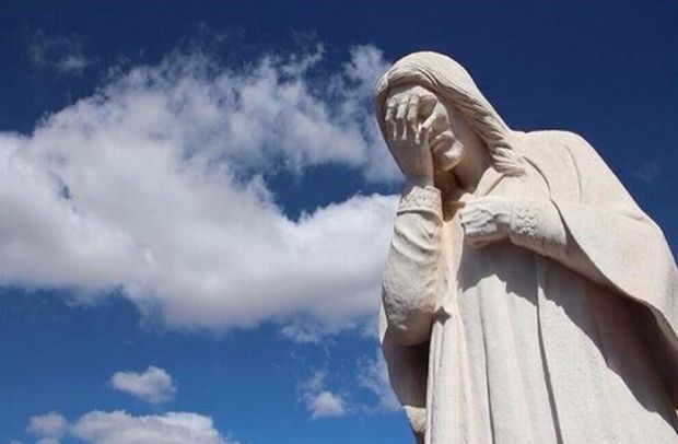 Jesusstatue mit fasst sich an kopp