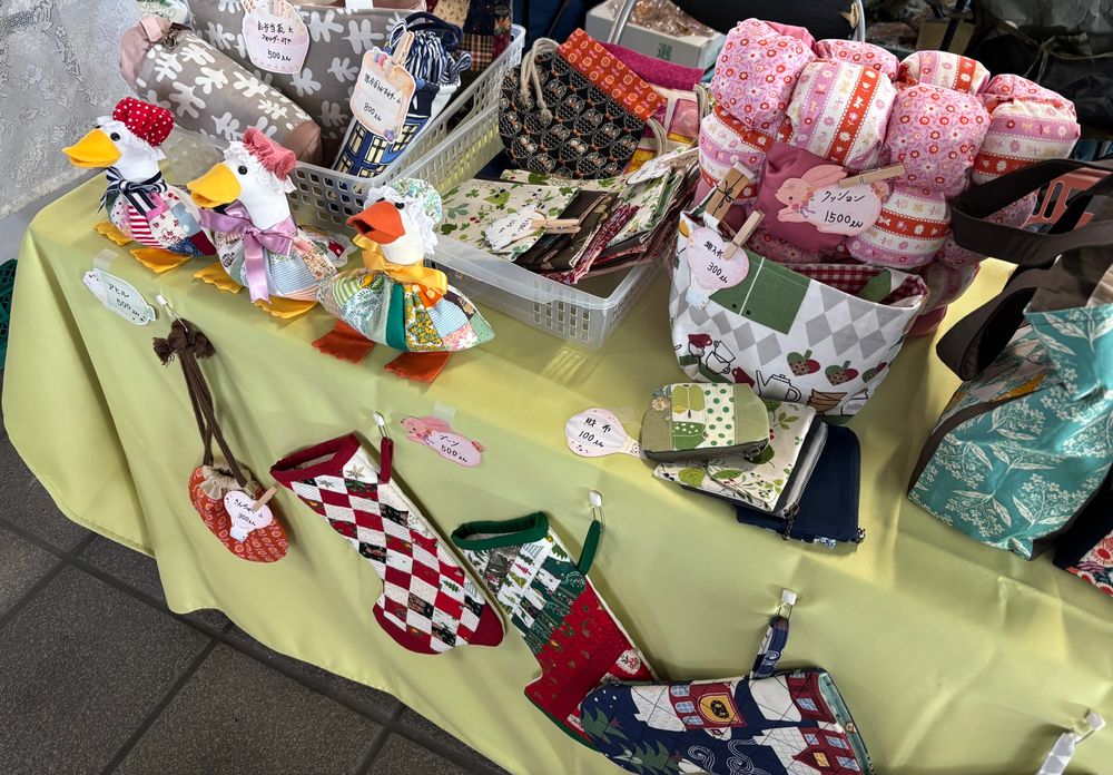 ソライチに出展中のテーブル。
クリスマスブーツ、クッション、ポーチなど。