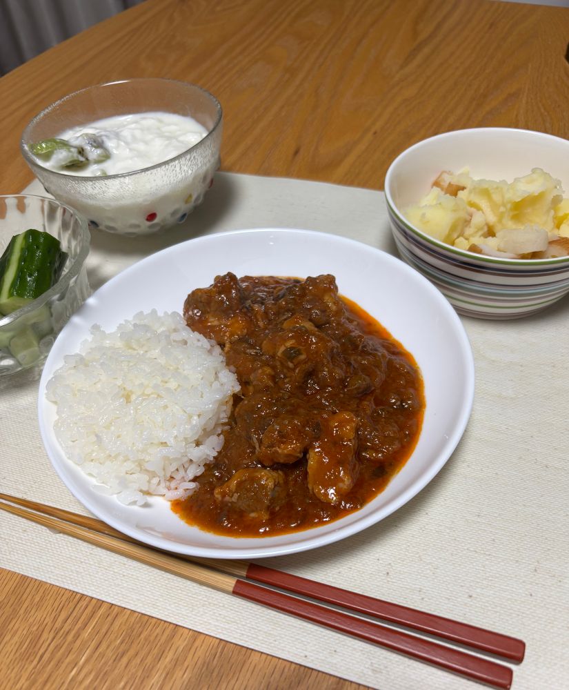 豚肉と茄子のトマト煮
じゃがいもとちくわ
キュウリの浅漬け
ヨーグルト